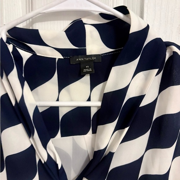 Ann Taylor Black & White Wavy Print Tie-Neck Blouse – Size XS - Picture 3 of 3